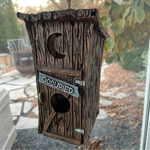 Bird House Occupied Outhouse - Picture 3 of 11